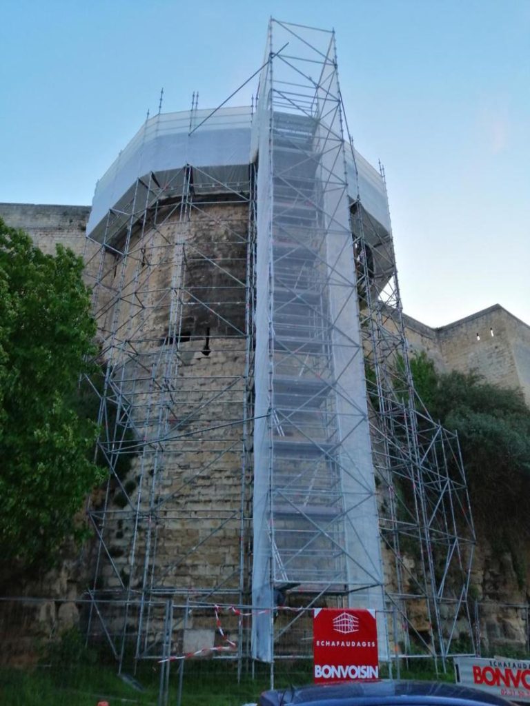 échafaudage sur une tour du château de Caen