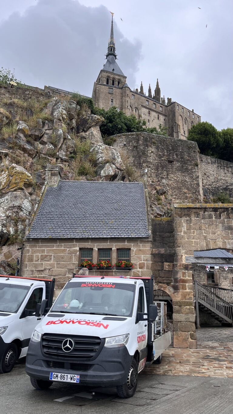 Mont-Saint-Michel, camionnettes Echafaudages Bonvoisin au premier plan