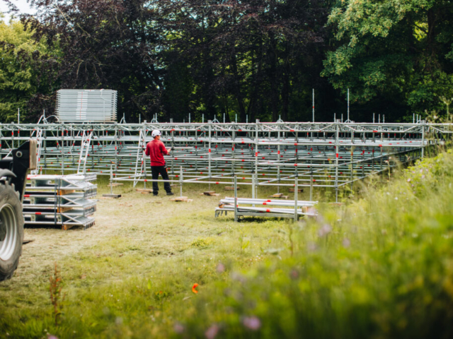 Homme inspectant construction échafaudage dans parc vert