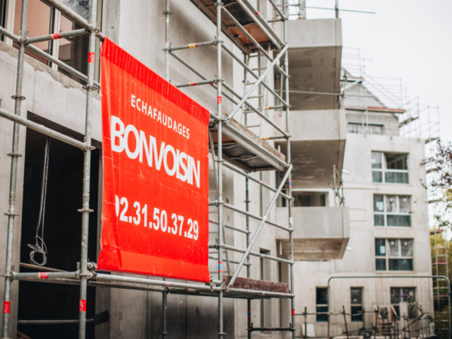 Bannière rouge Bonvoisin sur échafaudage de construction