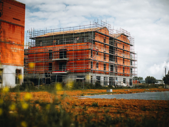 Bâtiment en construction avec échafaudages