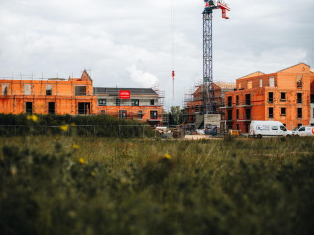 Chantier de construction de bâtiments avec grue