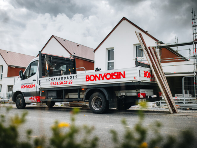 Camion d'échafaudages Bonvoisin devant bâtiment en construction