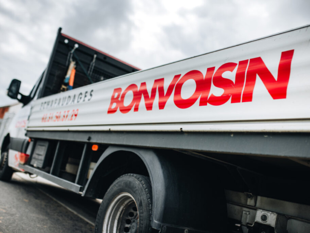 Camion Bonvoisin avec logo rouge