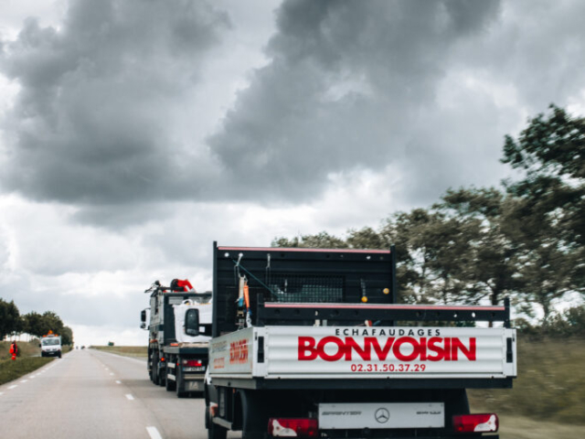 Camion Bonvoisin roulant sous ciel nuageux