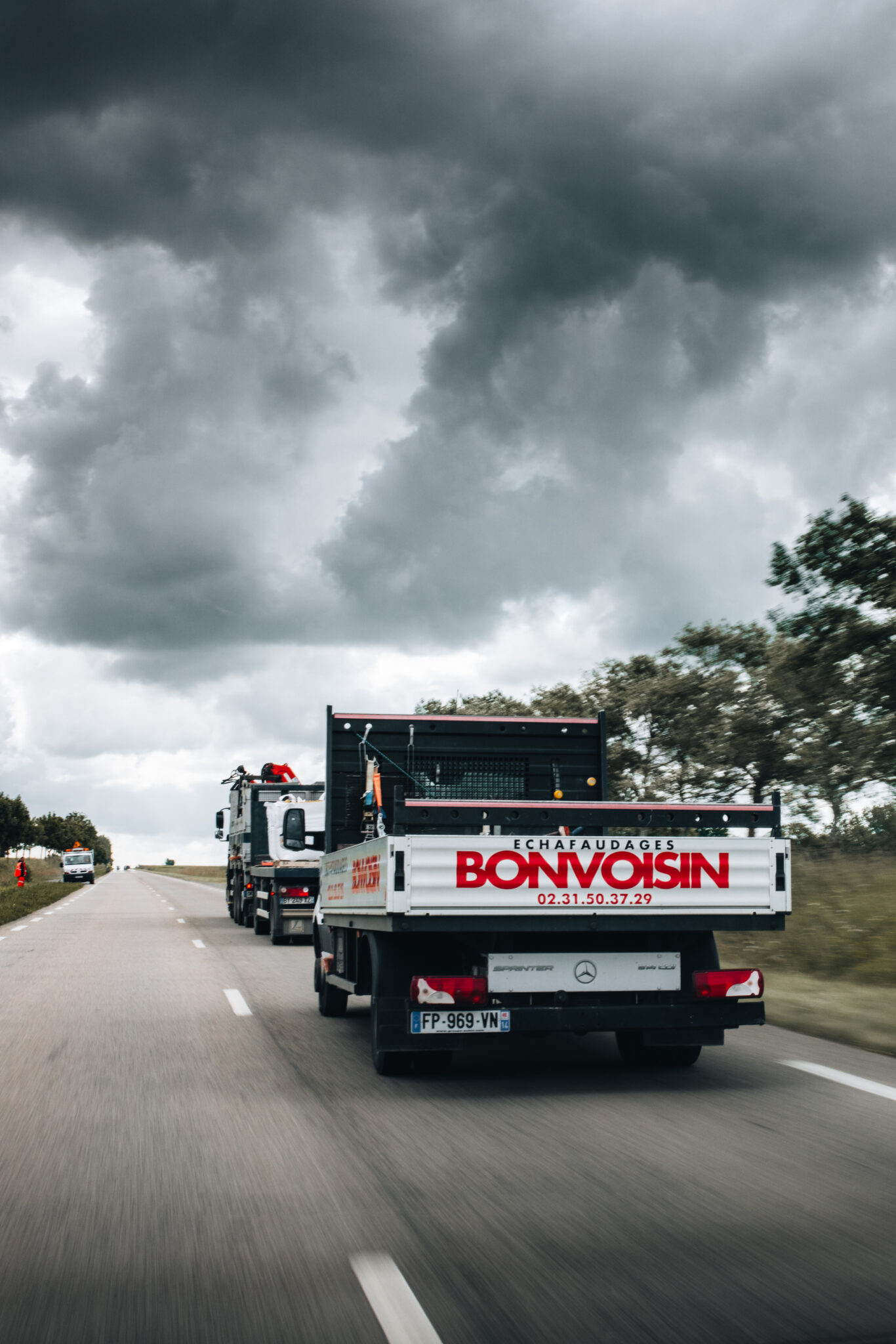 Camion Bonvoisin roulant sous ciel nuageux