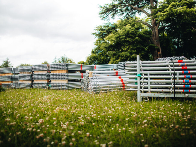 Matériel de construction empilé sur herbe verte