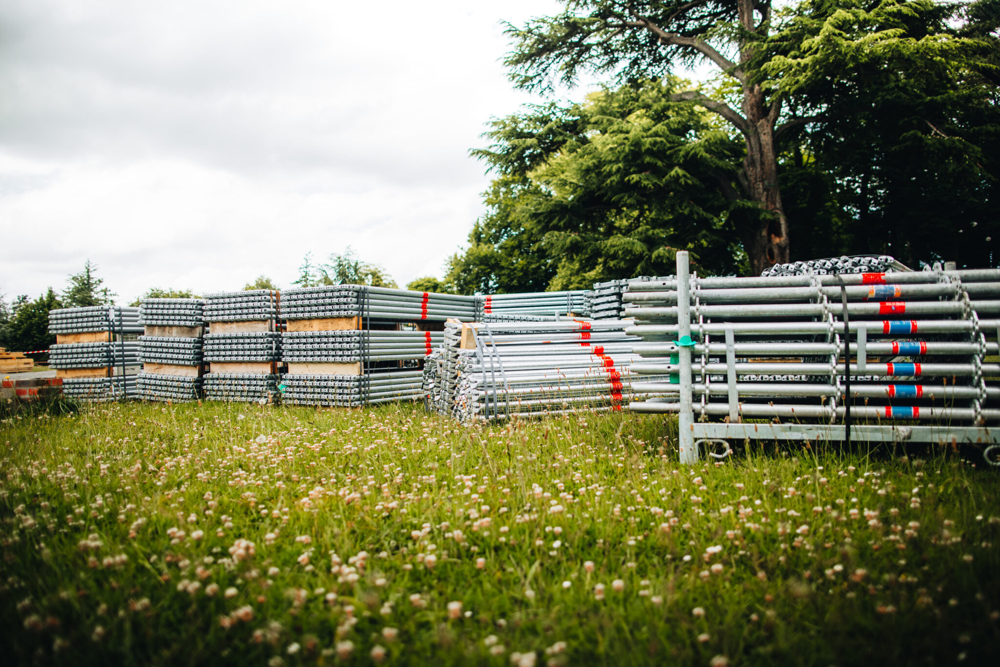 Matériel de construction empilé sur herbe verte